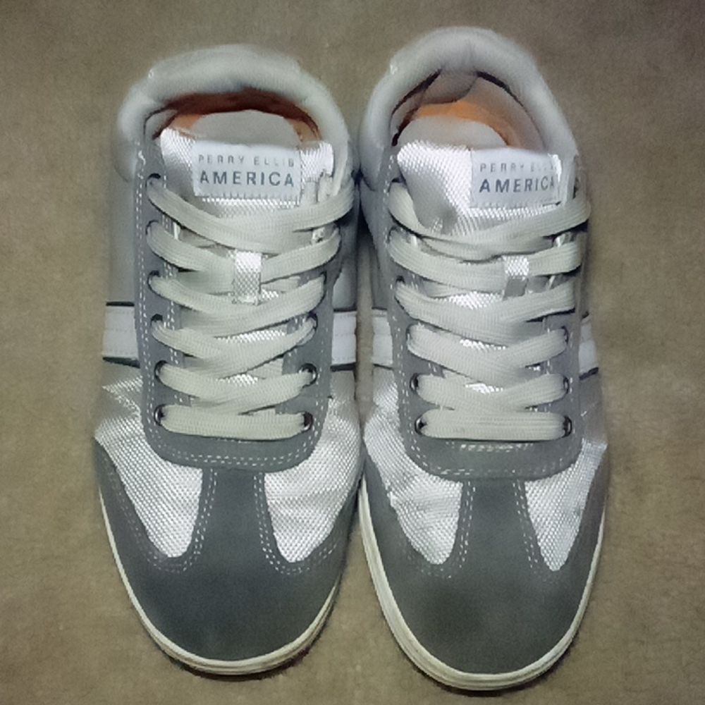 Men's tennis shoes